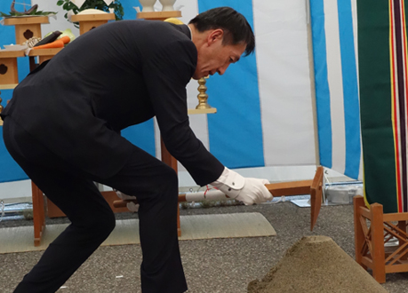 鍬入れを行う和田社